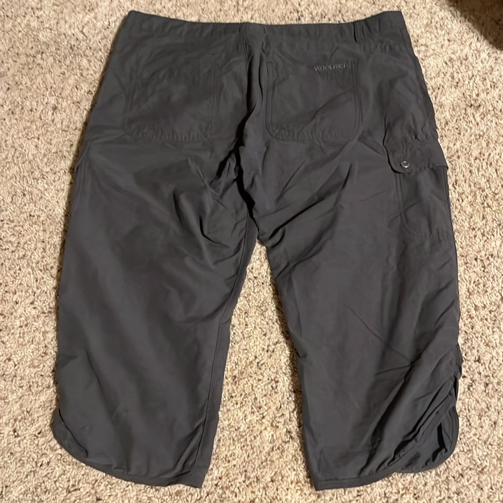 Gray Capri Pants with Ruching and Moisture-Wicking Fabric - Picture 4 of 4